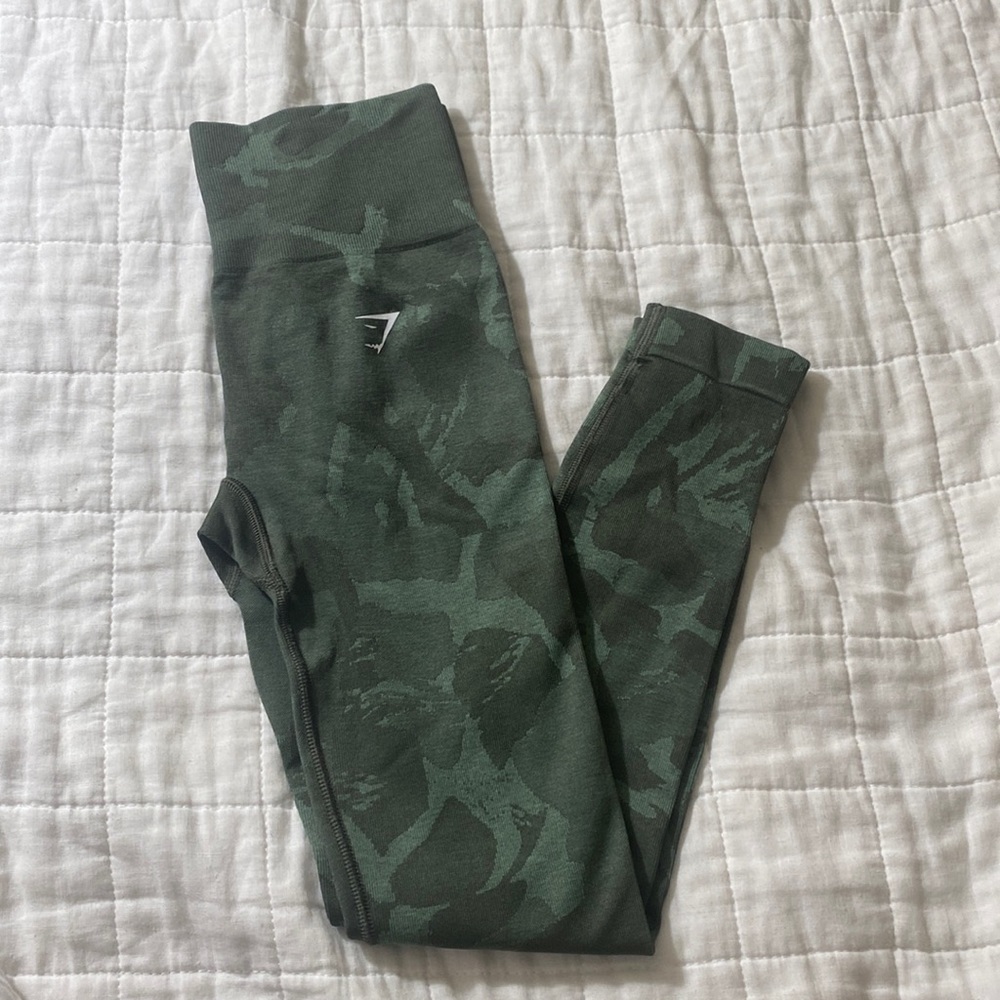 Gymshark Adapt Camo Seamless Leggings in color Moss olive/Core olive